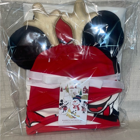 Disney Mickey Mouse Baby’s First Christmas Hat & Blanket Photo Op - Picture 1 of 2